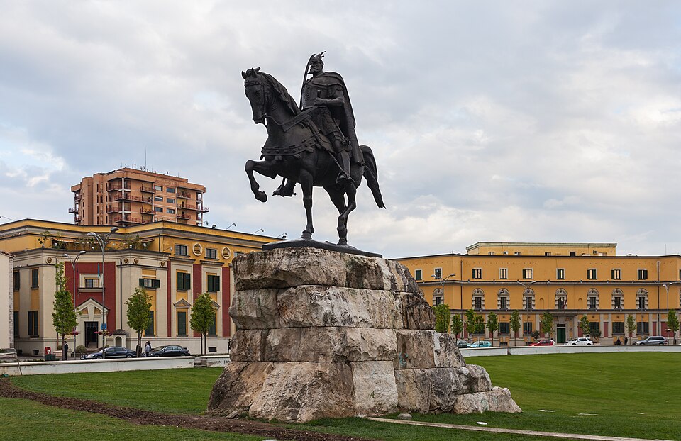 Monumento a Skanderbeg, Tirana, Albania, 2014 04 17, DD 04