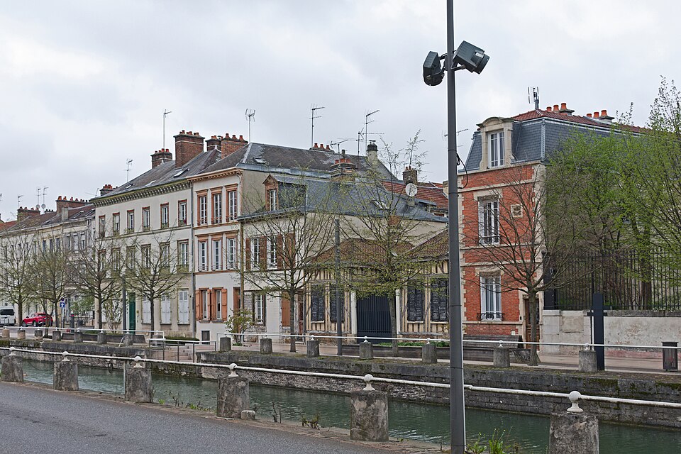 Troyes Quai des Comtes de Champagne 17 25