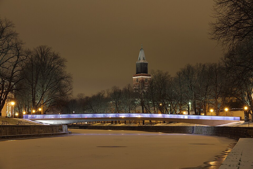 Kirjastosilta, Aurajoki ja Turun tuomiokirkko, kuvattuna Itäiseltä Rantakadulta, Turku, 8.12.2013