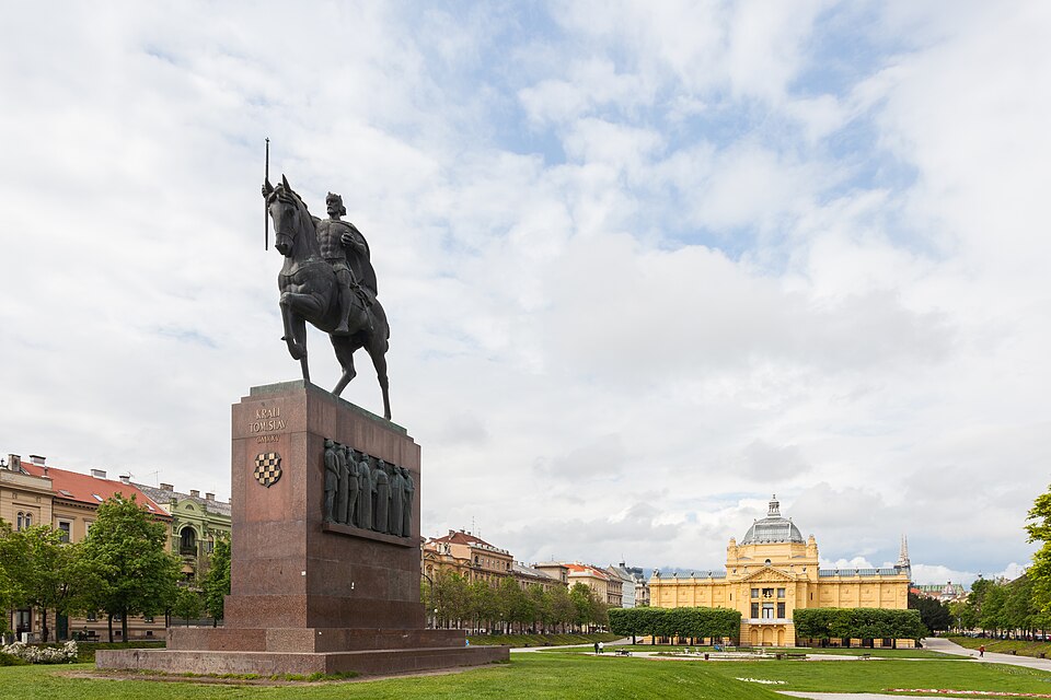Estatua de Tomislav de Croacia, Zagreb, Croacia, 2014 04 20, DD 05